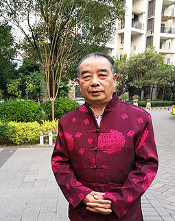 个人照片《剪切一下 截到上衣边缘部 不要裤子》.jpg