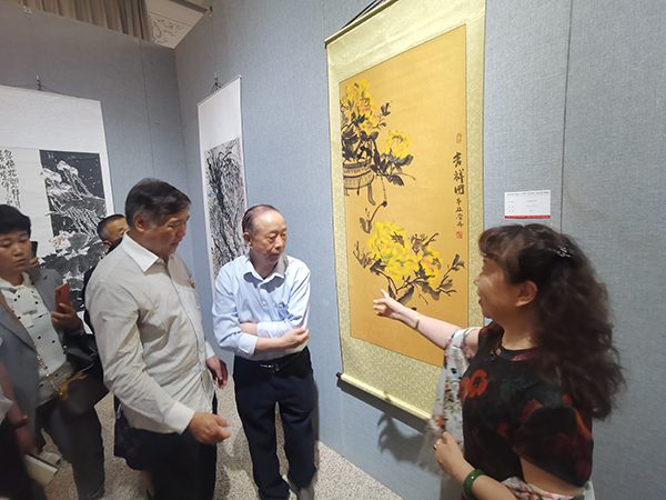 领导现场参观展览（一）.jpg