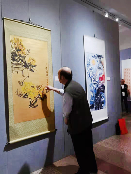 领导现场参观展览（二）.jpg