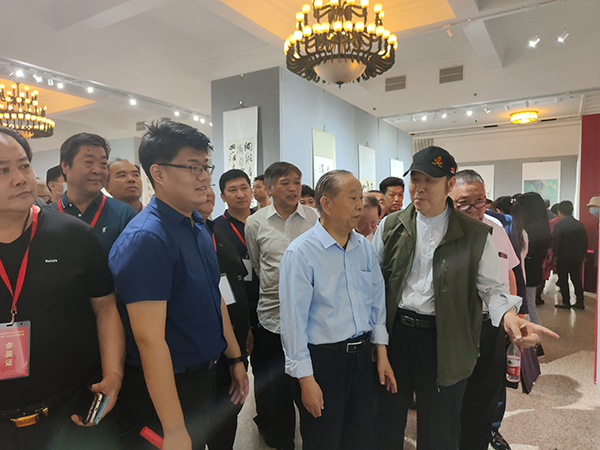 领导现场参观展览（三）.jpg