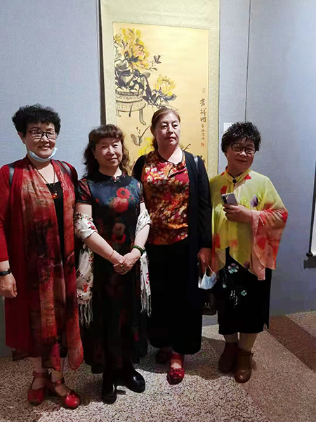 参展人员和李丹老师合影（一）.jpg