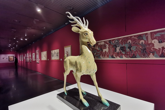 “花开敦煌——常书鸿、常沙娜父女作品展”展览现场在后5.jpg