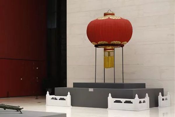 开国大典时天安门城楼悬挂的灯笼.jpg