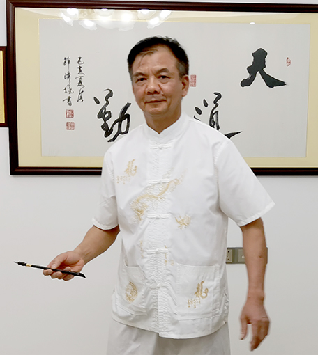 薛济权挥毫泼墨.jpg