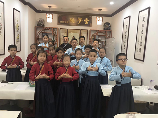 刘世全老师与学生合影2.jpg