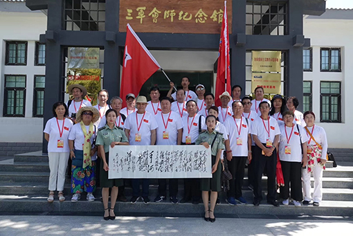 ７宁夏行队员在三军会师纪念馆前合影.jpg