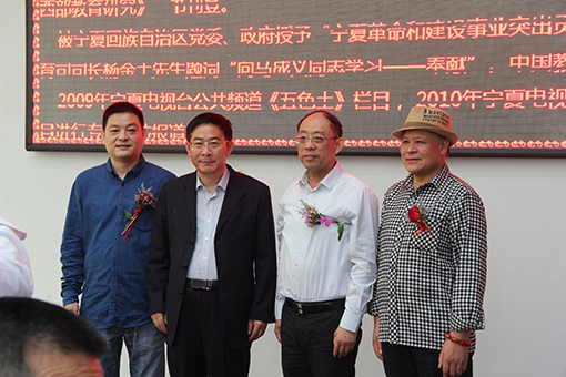 ８纪念毛泽东同志诞辰125周年马成义个人书画展在安徽省赖少其艺术馆展出。安徽省政协副主席李修松、安徽省文联主席吴雪前来剪彩并讲话。.jpg