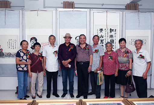 １０传承红色文化 播种一片真情——马成义牛学刚师生书画展合影.jpg