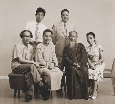 张大千与友人合影，后排从左到右为黄金树、陈国兴，前排有郎静山（左二）、张大千（右二）、山田喜美子（右一）。