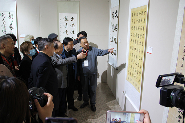 罗杨 蒋有泉 肖良平 对艺术家作品进行点评.jpg