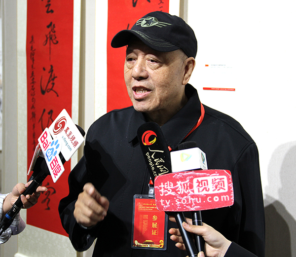 现场采访艺术家 郝孝义.jpg
