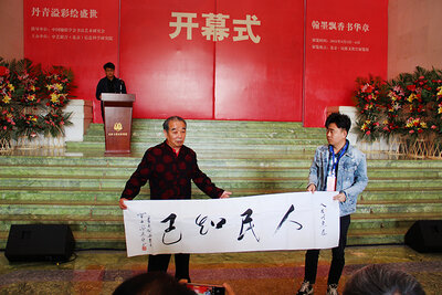 　陈瑞琪先生向学校、企业、媒体代表赠送作品.jpg
